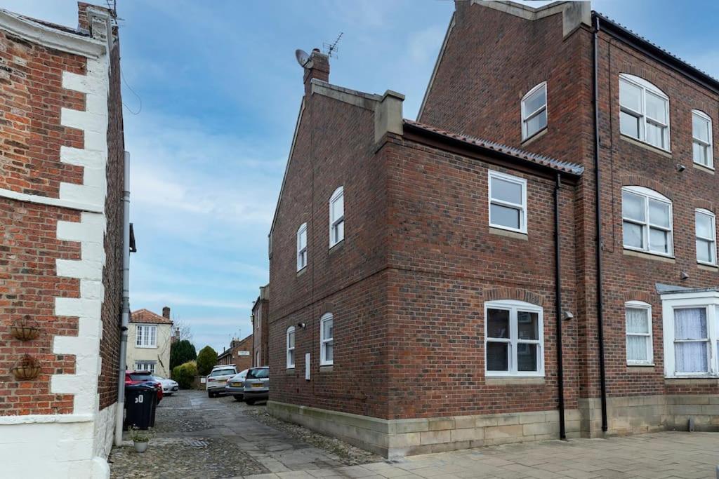 In The Heart Of It! Vila Stokesley Exterior foto