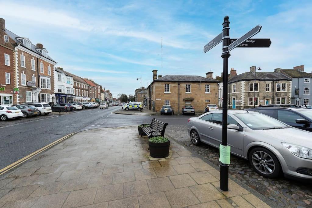 In The Heart Of It! Vila Stokesley Exterior foto